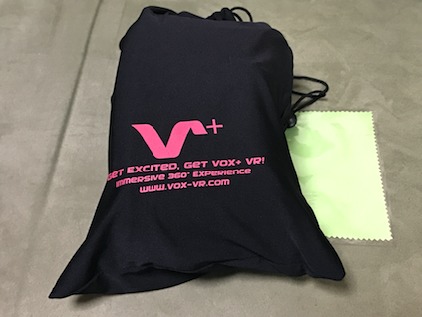 VOX+ 3DVR同梱のバッグとクロス